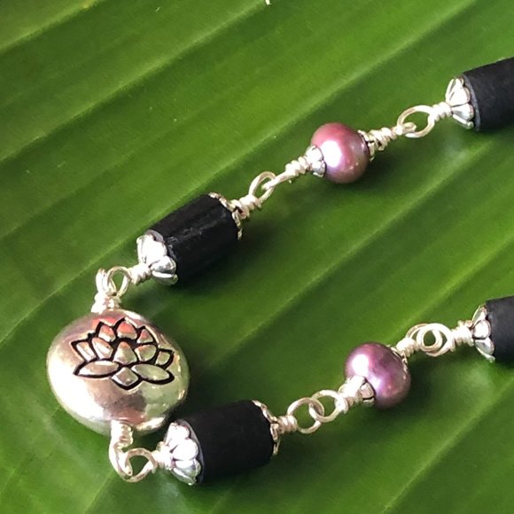 32  3/4" black Tulasi with silver lotus beads and purple pearls - Picture 9 of 11